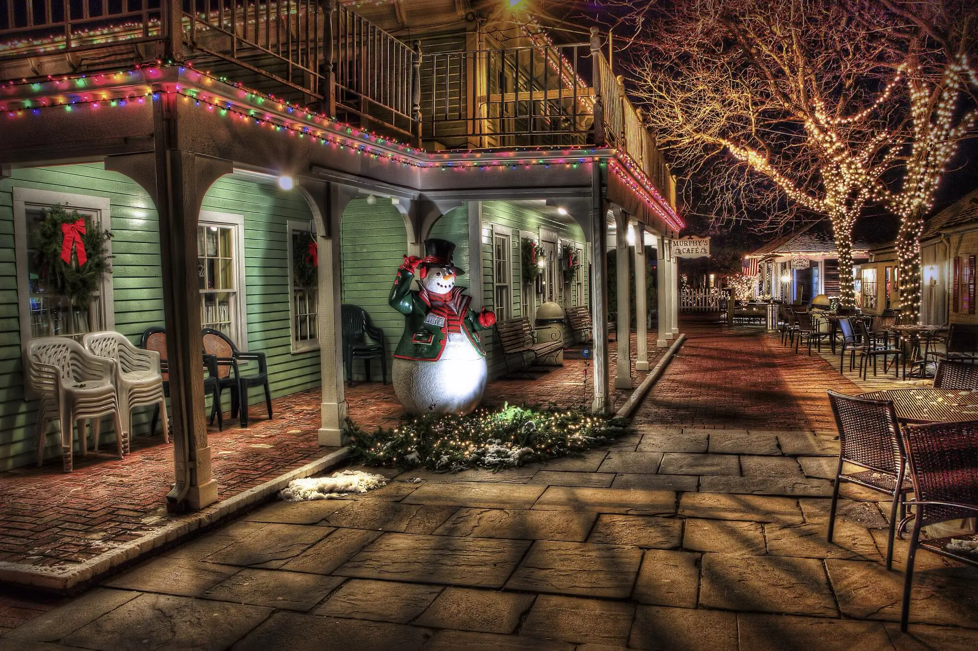 HOA Holiday Decorating: Enhance Community Spirit and Joy